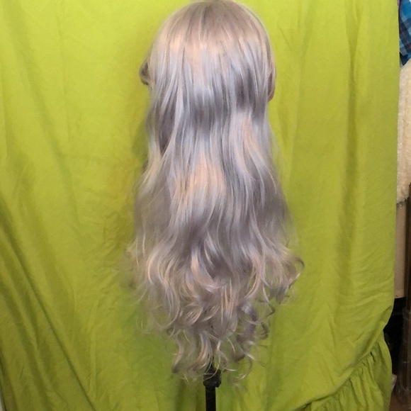 Long silver gray synthetic blend wig - Picture 3 of 5